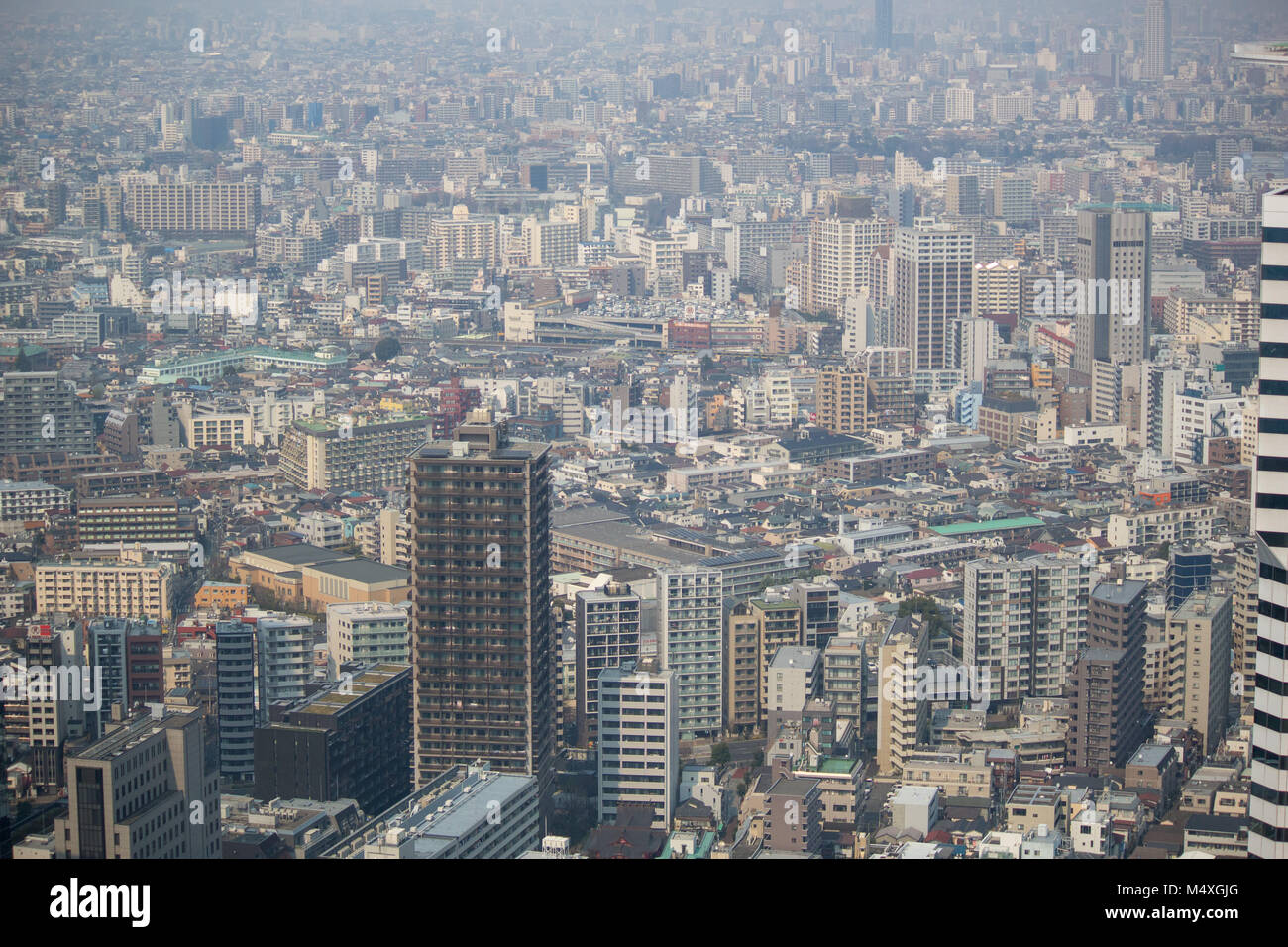 La vue depuis le 45e étage de l'édifice du gouvernement de Tokyo montrant une vue sur le centre de Tokyo Banque D'Images