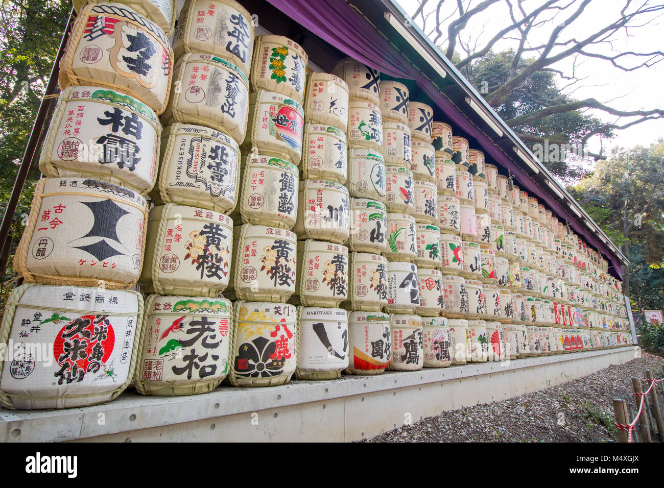 Souci de barils à l'entrée de l'ère Meiji Jingu à Tokyo , Shibuya, Tokyo 151-8557, Japon Banque D'Images