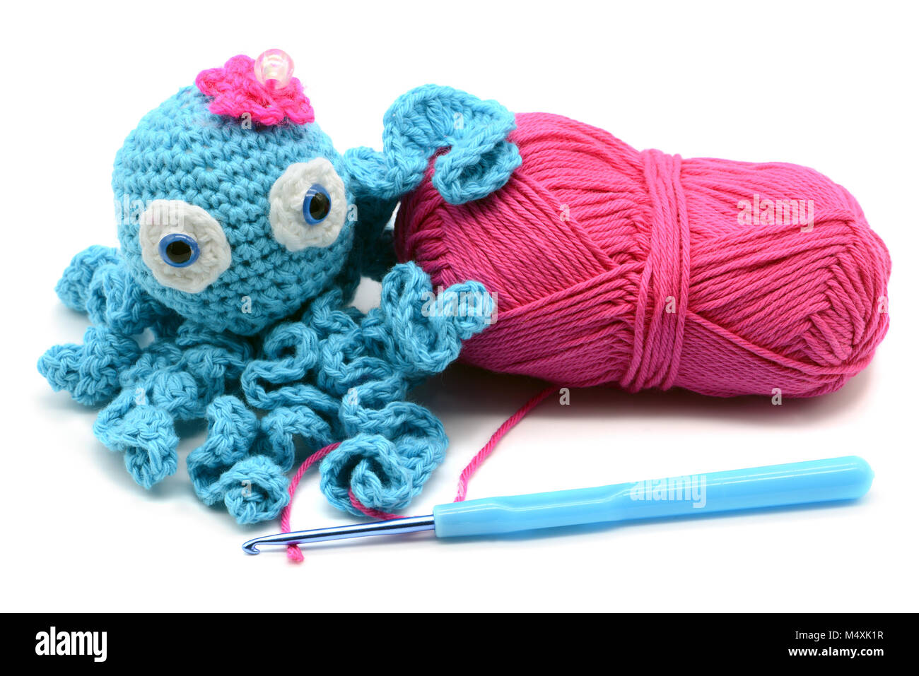 Octopus en bonneterie de laine avec woolball et crochet blanc sur fond isolé Banque D'Images
