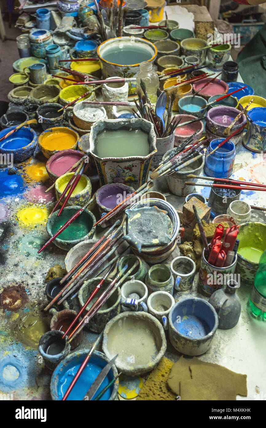 Les couleurs pour décorer la céramique dans l'atelier de céramique Banque D'Images
