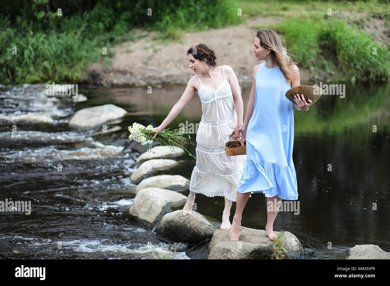 Belles filles en robes courtes sur la rivière Photo Stock - Alamy