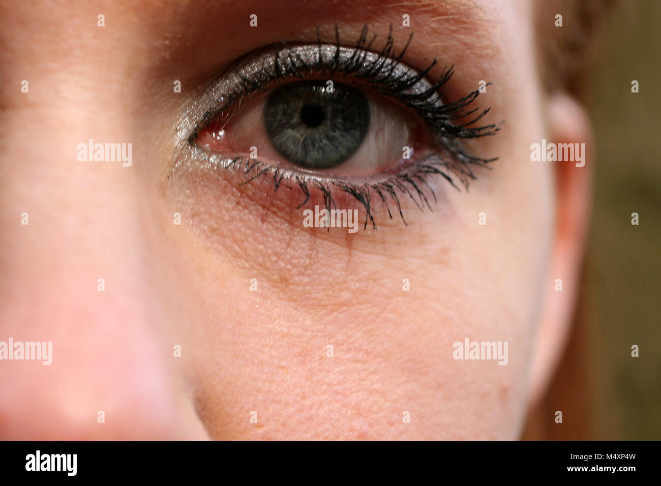 Mars 2008 - visage et des yeux d'une belle jeune femme à tête rouge Banque D'Images