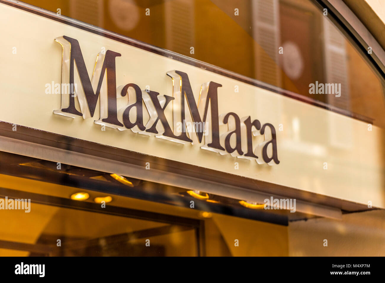 RAVENNA, ITALIE - février 15, 2018 : logo MAXMARA signe. L'entreprise de mode italienne MAXMARA est la vente de produits dans 90 pays Banque D'Images