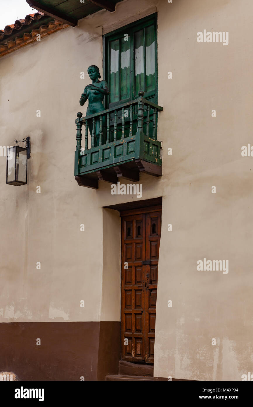 Bogota, Colombie - le 20 juillet 2016 : regardant vers le haut à un petit balcon donnant sur une des rues du quartier historique de La Candelaria dans la capitale Banque D'Images