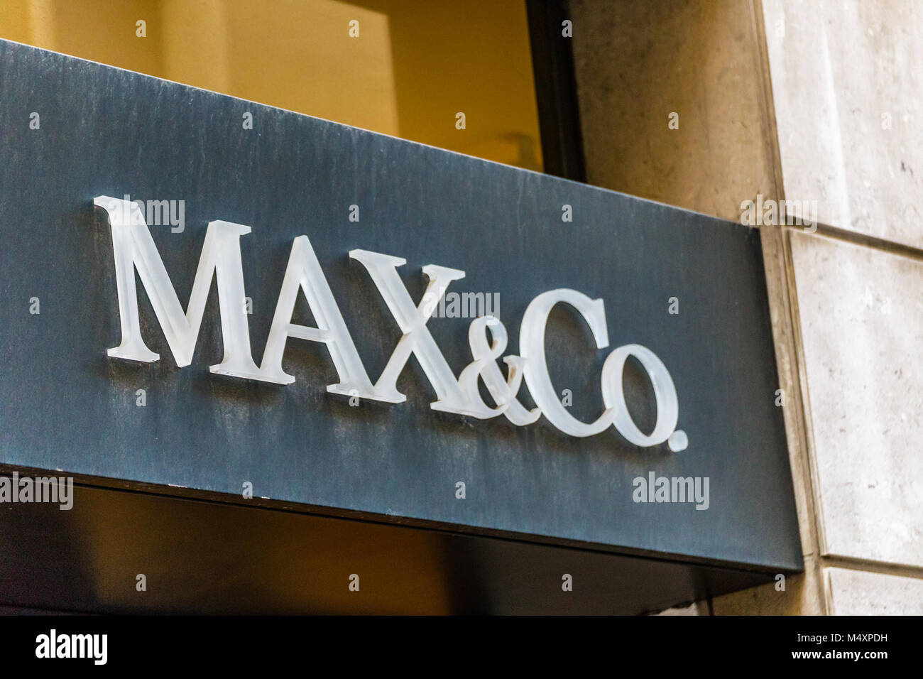 RAVENNA, ITALIE - 15 février 2018 : MAX&Co signe le logo. La mode italienne de l'entreprise propriétaire de la marque MAXMARA MAX&Co est la vente de produits dans 90 pays Banque D'Images