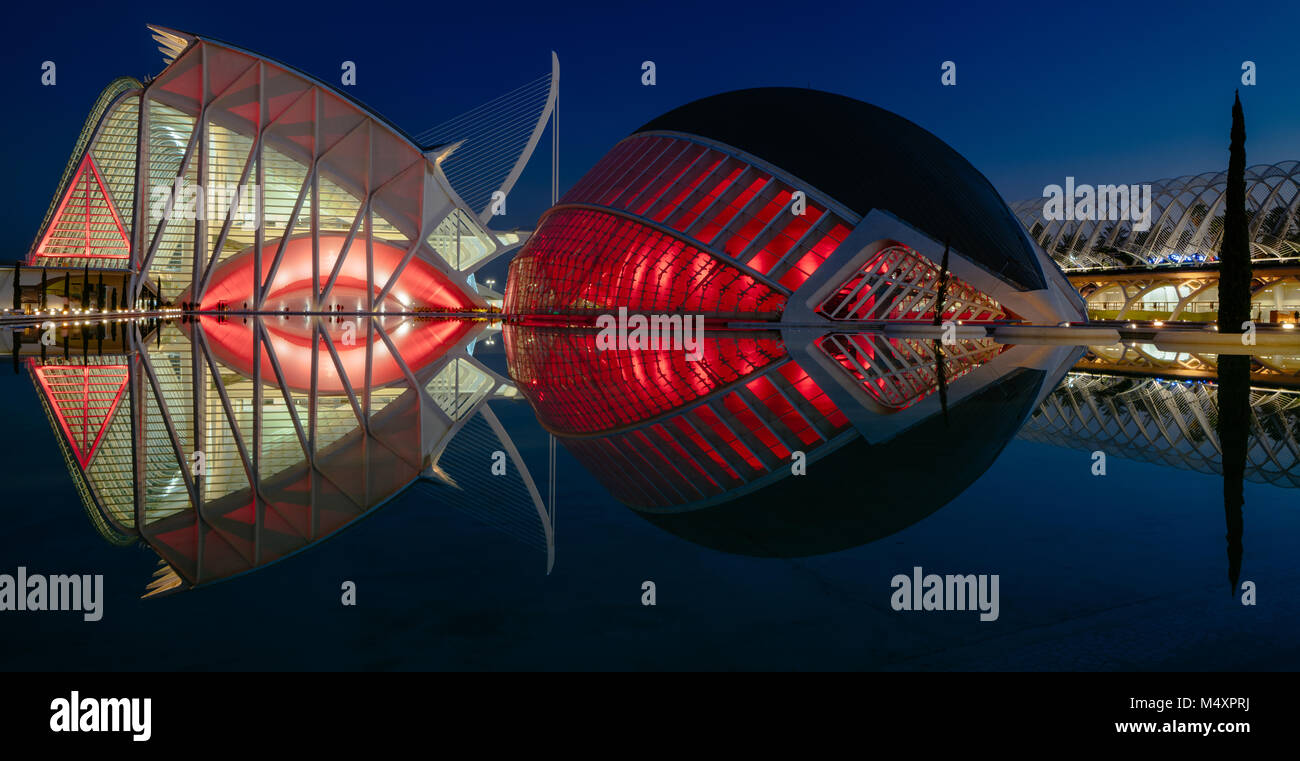 Réflexions dans l'eau après le coucher du soleil dans la ville d'art et de la science. Valencia, Espagne Banque D'Images