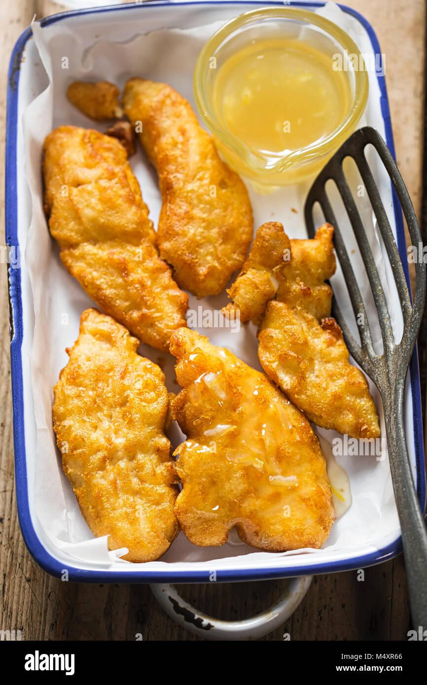 Croustillant de poulet au citron. Mini battues avec des filets de poulet et sauce au citron acidulé Banque D'Images