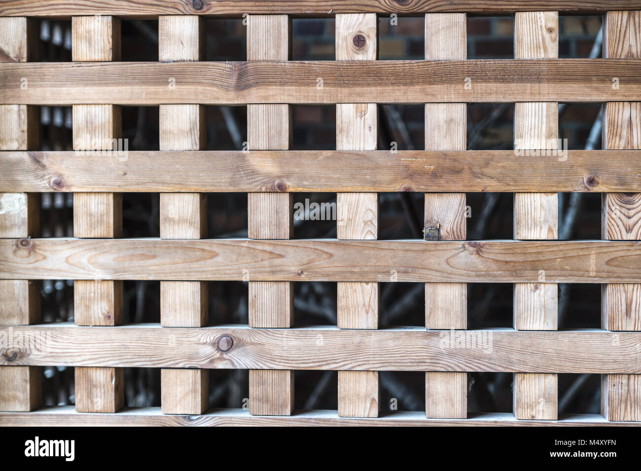 Porte pile en bois construite symétriquement Banque D'Images