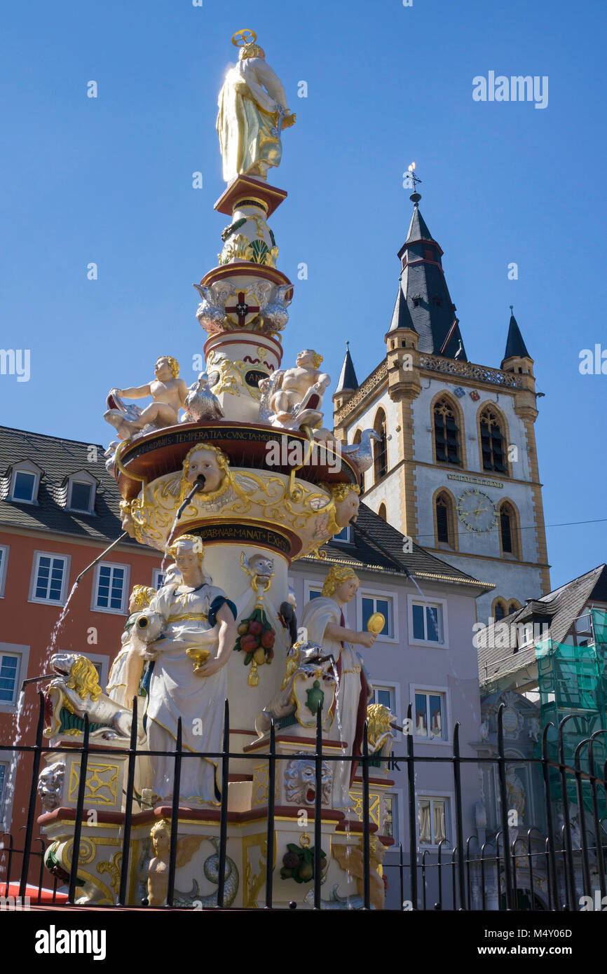 Petrus fontaine à la place du marché, la tour de l'église Saint Gangolph, Trèves, Rhénanie-Palatinat, Allemagne, Europe Banque D'Images