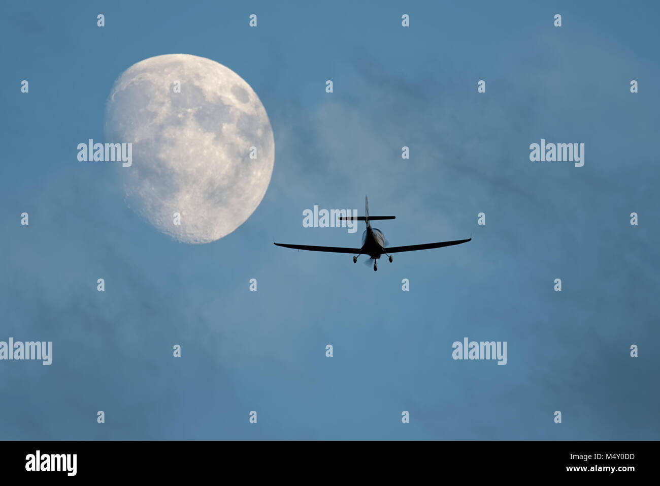 Vol d'avion léger vers la lune Banque D'Images