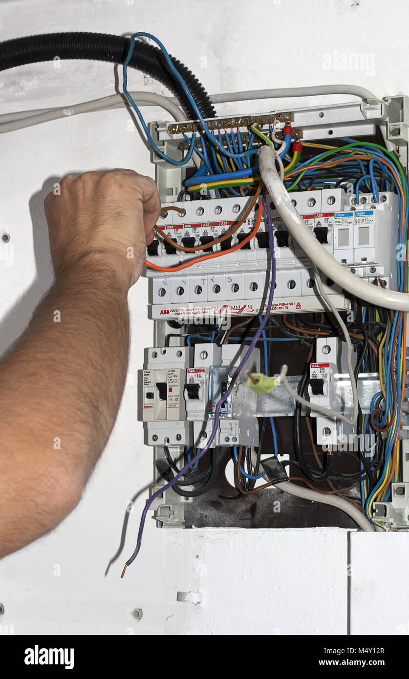Le travail d'électricien câbles de connexion au boîtier de connexion Banque D'Images