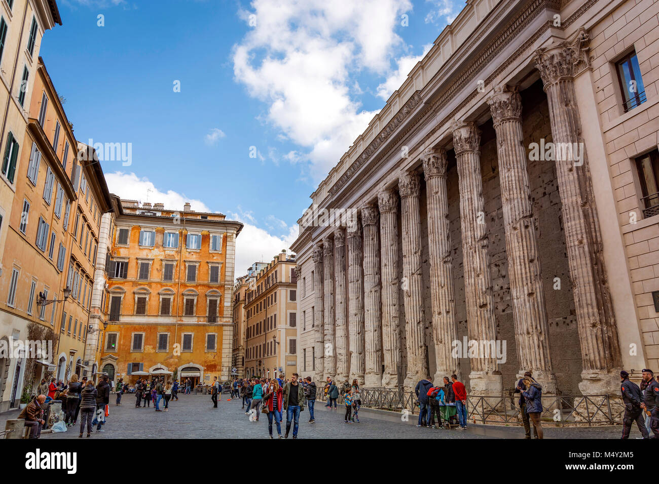 Rome, Italie, 18 février 2017 : les gens marcher près du Temple d'Hadrien à Piazza di Pietra à Rome, Italie. Banque D'Images