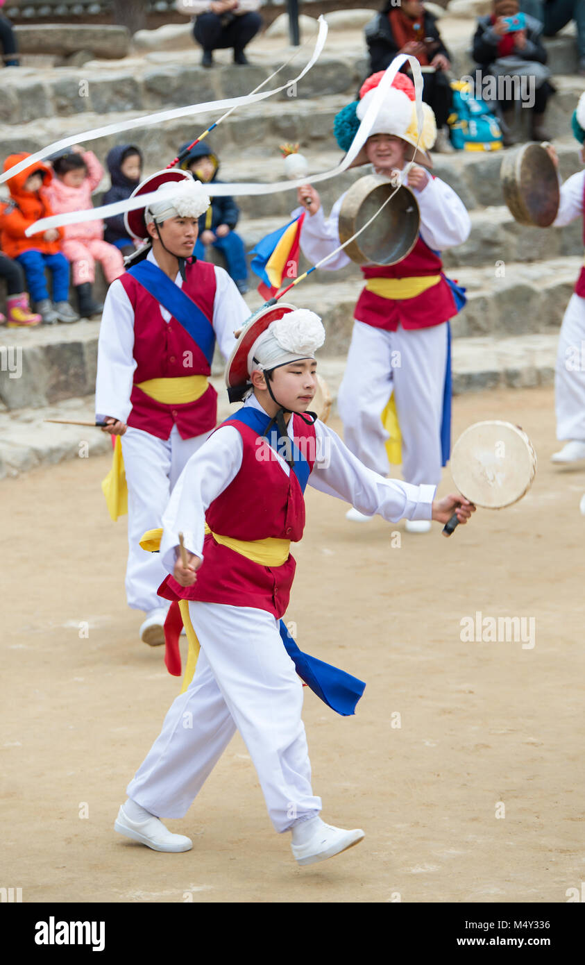 Les agriculteurs s'est produite la danse pour célébrer la récolte en Corée. Banque D'Images