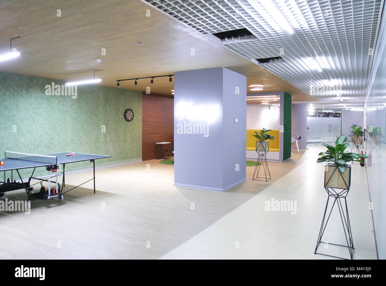 Intérieur de la salle de repos pour le personnel avec une table de ping-pong dans le bureau moderne du centre d'affaires. Banque D'Images