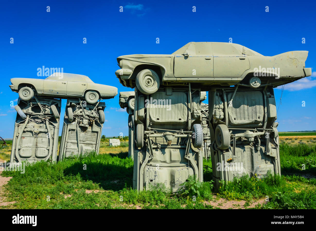 Des sculptures en plein air voitures peint en gris, disposés de façon à ressembler à Stonehenge, dans un champ du Nebraska. C'est un populaire roadside attraction au milieu de Banque D'Images