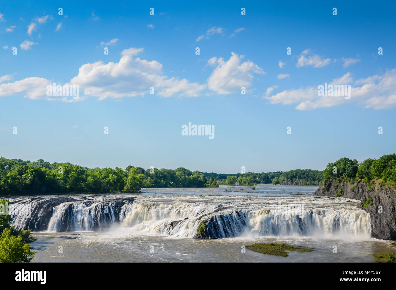 Cohoes Falls, rivière Mohawk, New York. Belle tombe près de Waterford, NY utilisée pour alimenter l'usine de l'énergie. Banque D'Images