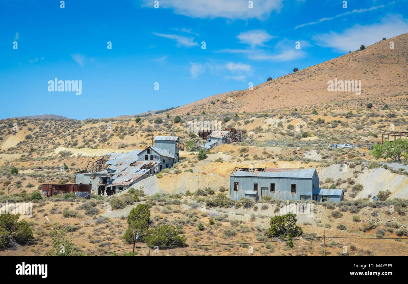 Les cabanes en tôle ondulée abandonnés sur les collines et d'un ancien d'or et d'argent prospère exploitation minière. Gold Canyon, NV, USA Banque D'Images