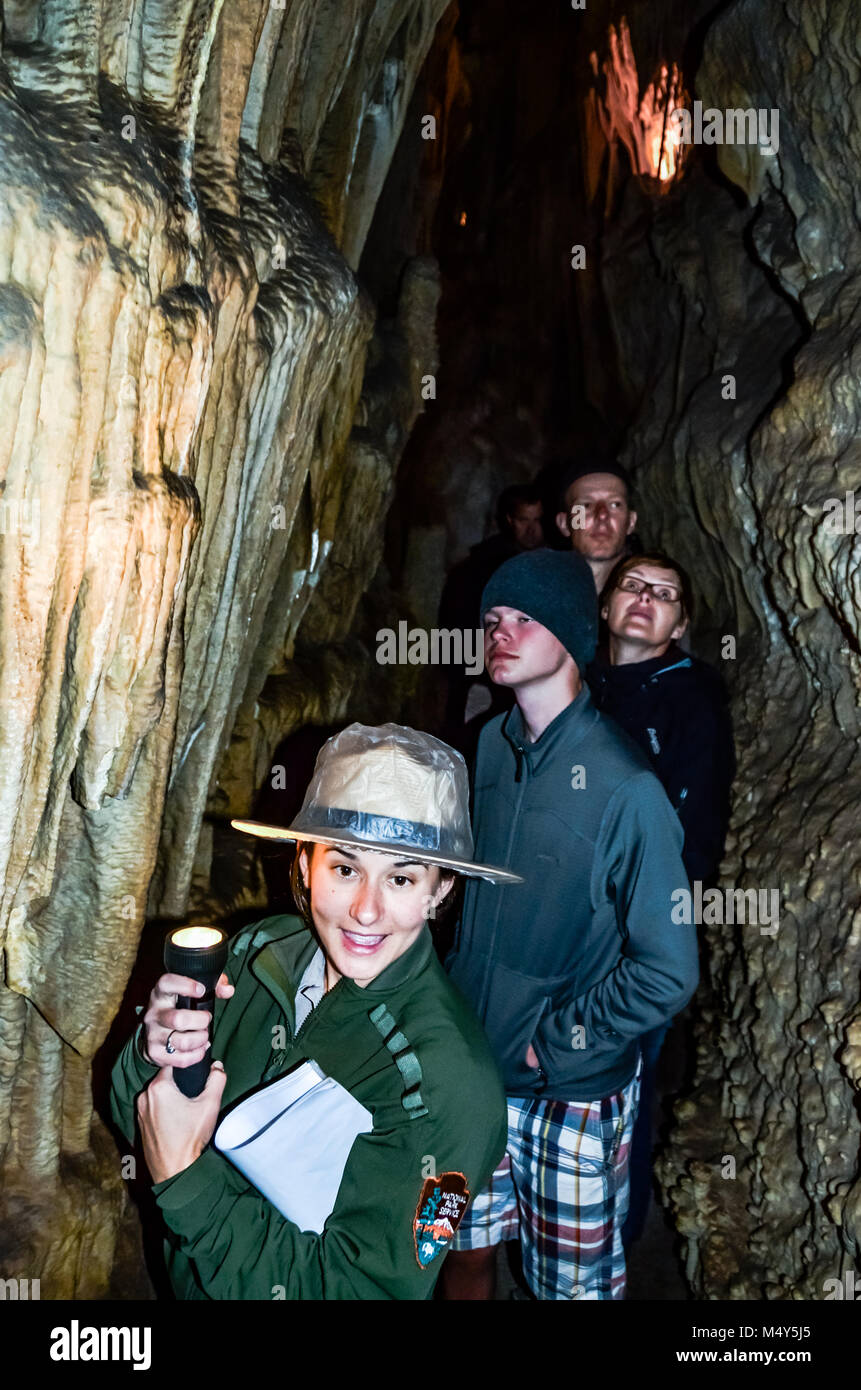 Ranger du Parc mène visite guidée de Lehman Caves dans le Parc National du Grand Bassin. Banque D'Images