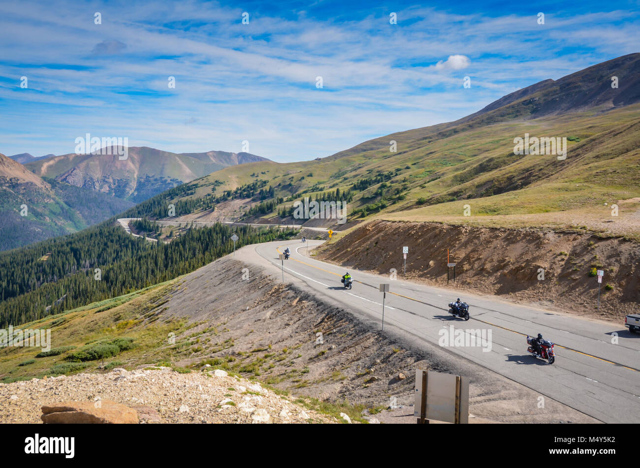 Touring motos sur route à Loveland Pass au milieu des montagnes Rocheuses au Colorado, USA. Banque D'Images