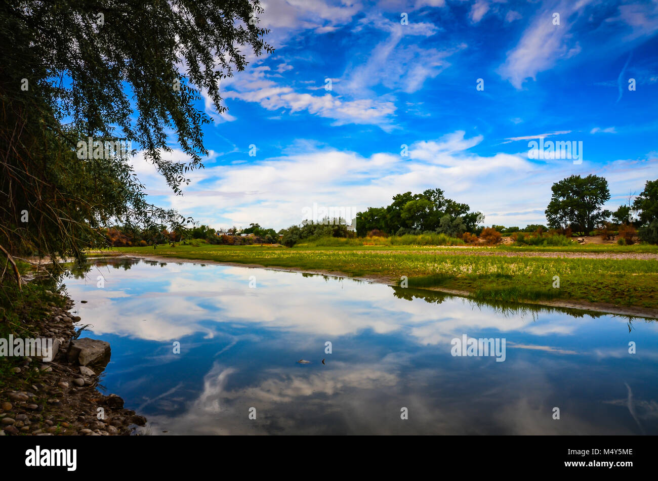 Marbré de ciel bleu et nuages blancs reflétés sur la rivière lisse le long du Canal Érié près d'Albany, NY Banque D'Images