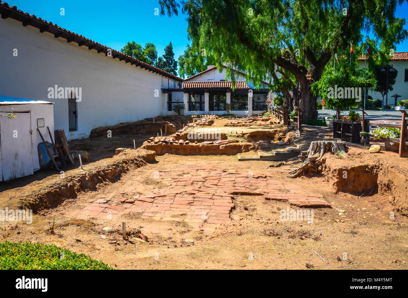Des murs en briques et chantier de fouilles archéologiques de la grille à la pièce de Mission Basilica San Diego de Alcalá à San Diego, Californie. Banque D'Images