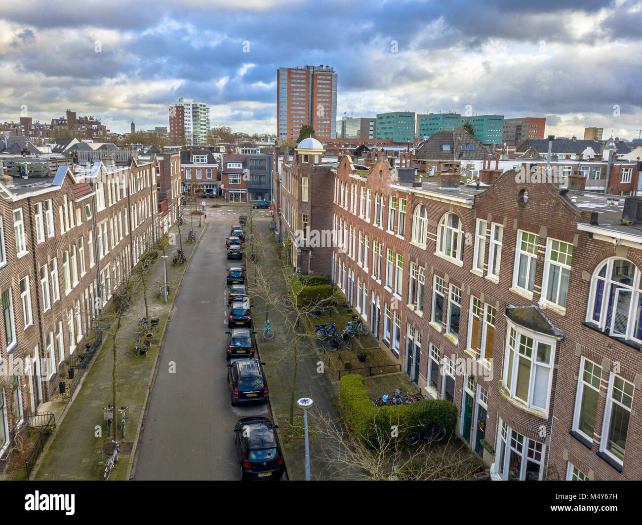 Vue sur rue avec siècle vieux appartement historique de maisons dans la ville de Groningen, Pays-Bas Banque D'Images
