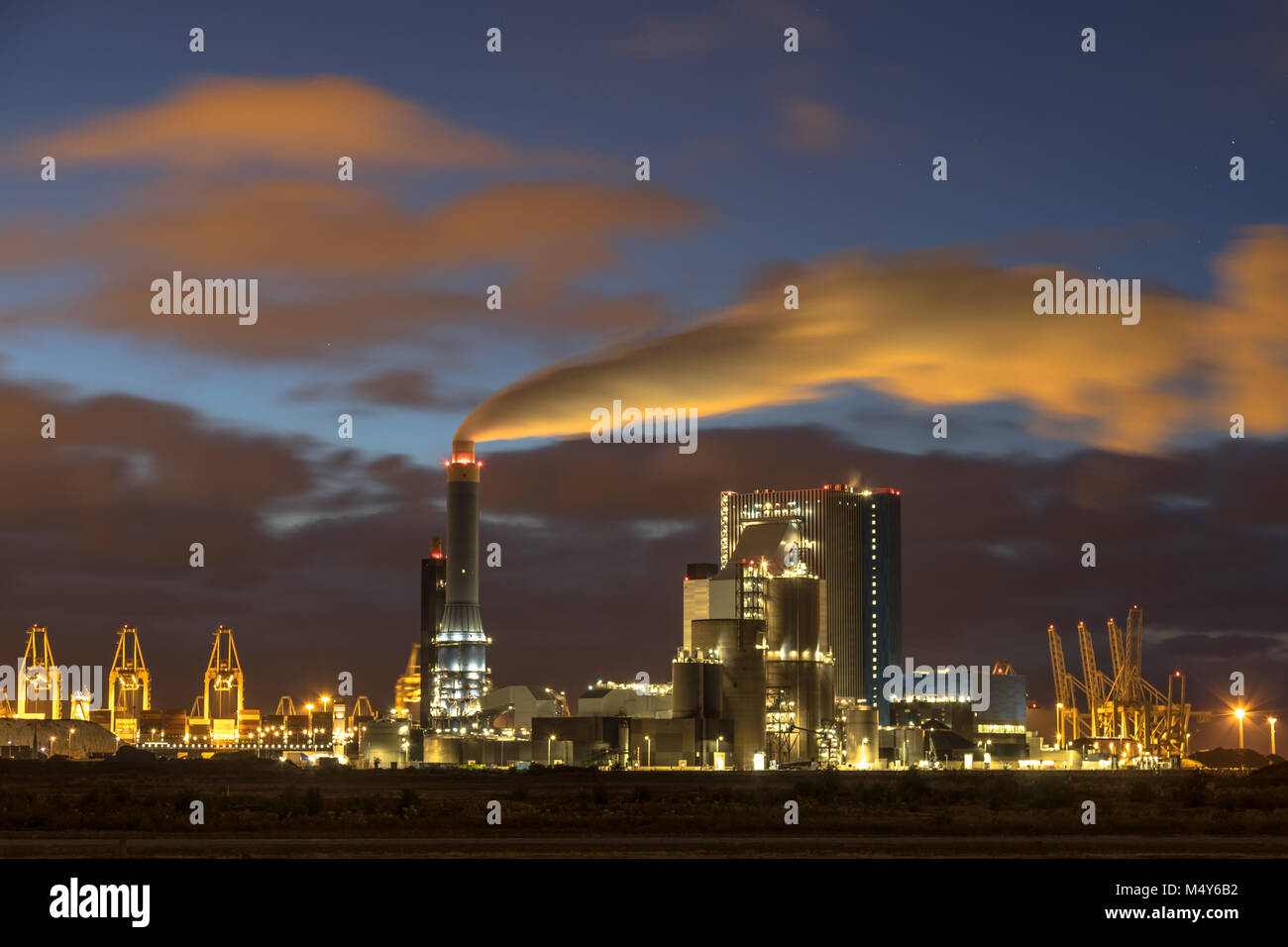Paysage industriel éclairé avec des nuages de nuit dans Europoort, Maasvlakte Rotterdam Banque D'Images