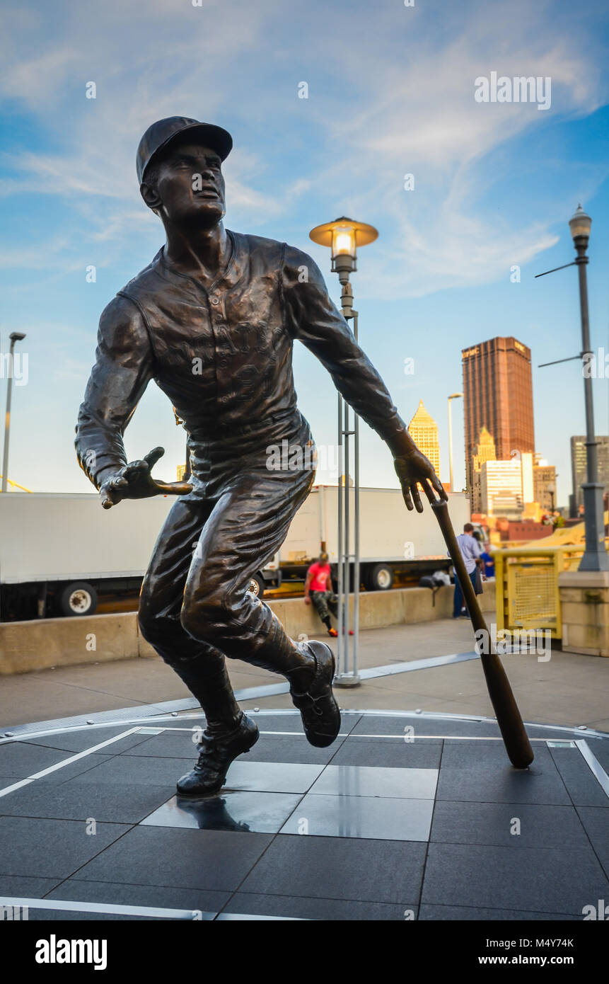 Statue du célèbre joueur de baseball Roberto Clemente à Pittsburgh Pirates' PNC Park arena. Banque D'Images