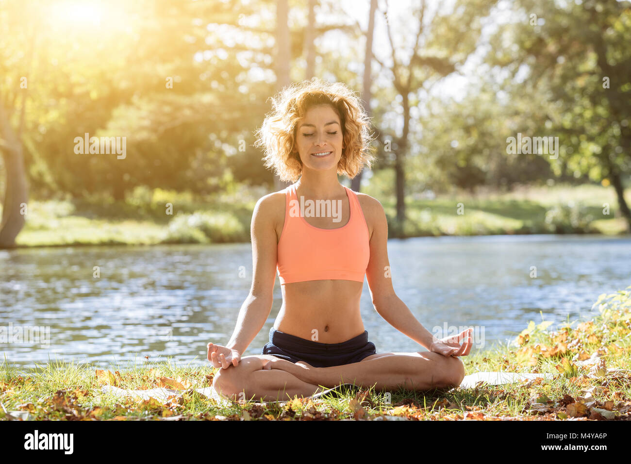 Jeune femme pratiquant le yoga dans la nature. Banque D'Images