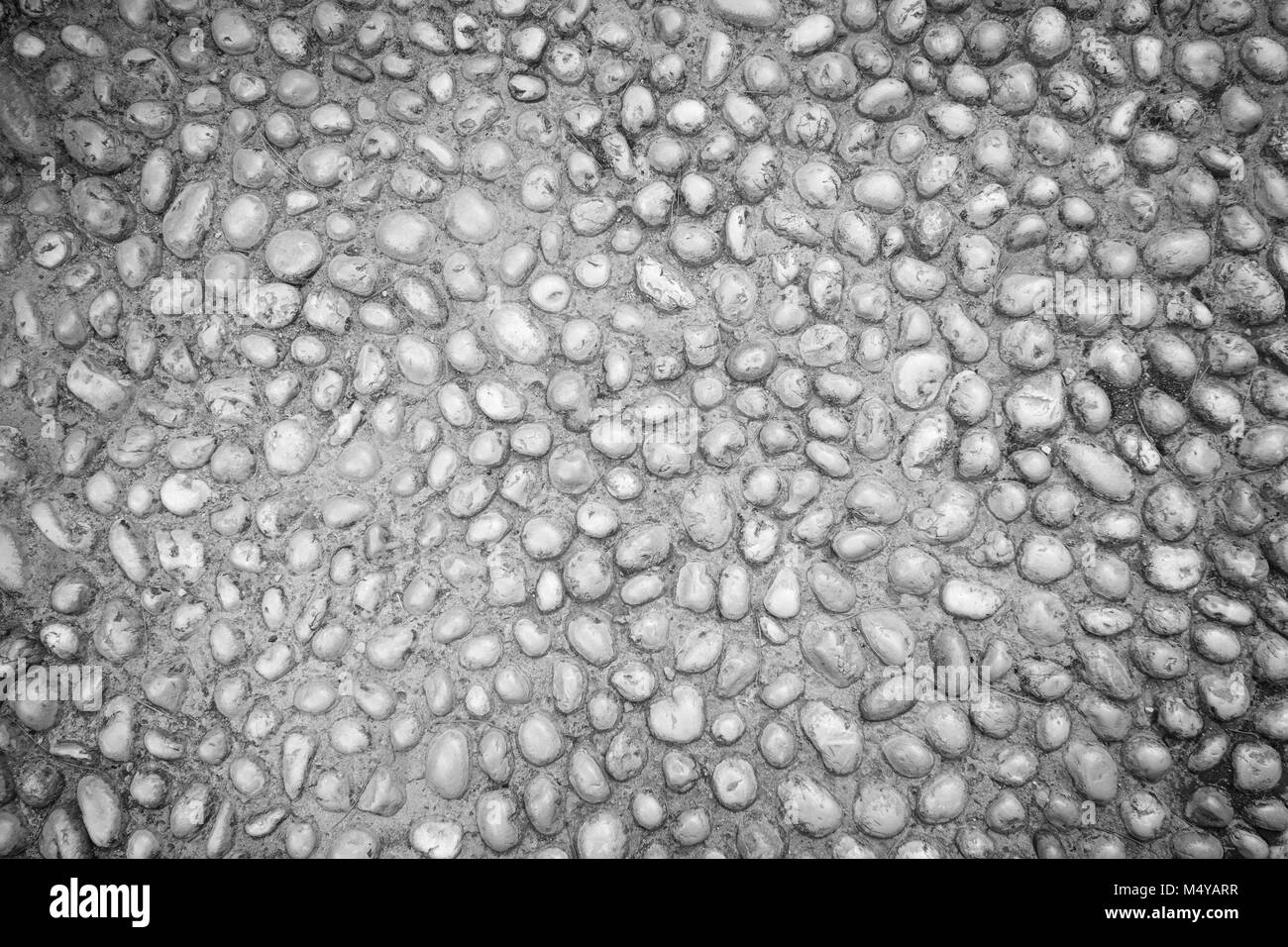 Close-up d'une vieille route pavée, vus du dessus en noir et blanc avec le vignetage. Banque D'Images