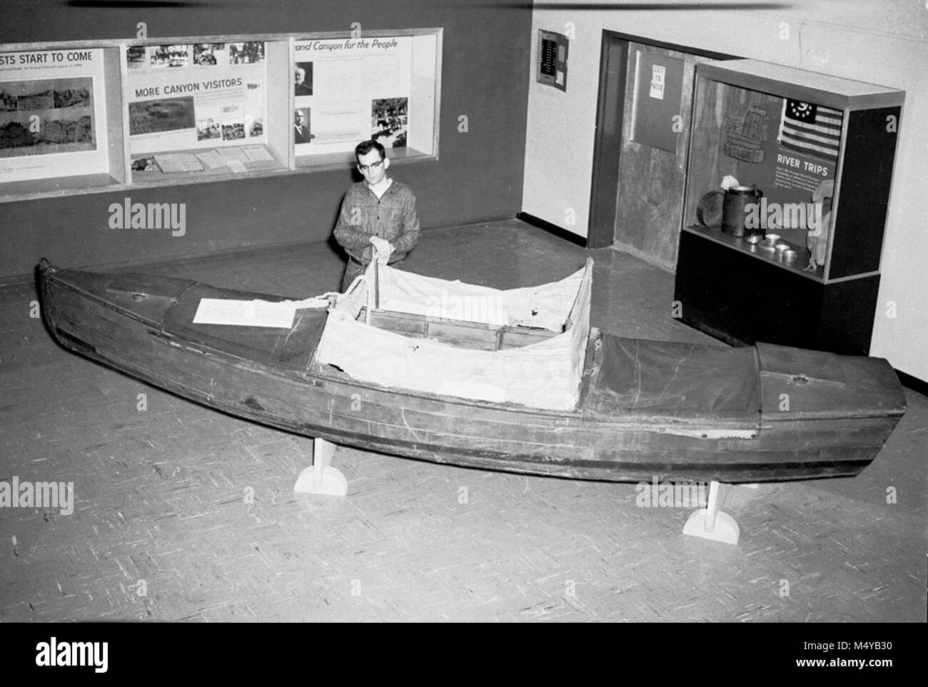 JULIUS F. STONE'S BOAT SUR L'AFFICHAGE À L'INTÉRIEUR DU CENTRE D'ACCUEIL SALLE D'EXPOSITION. Ère MISSION 66. CIRCA 1958. Grand Canyon Nat Park River Photo historique. Banque D'Images