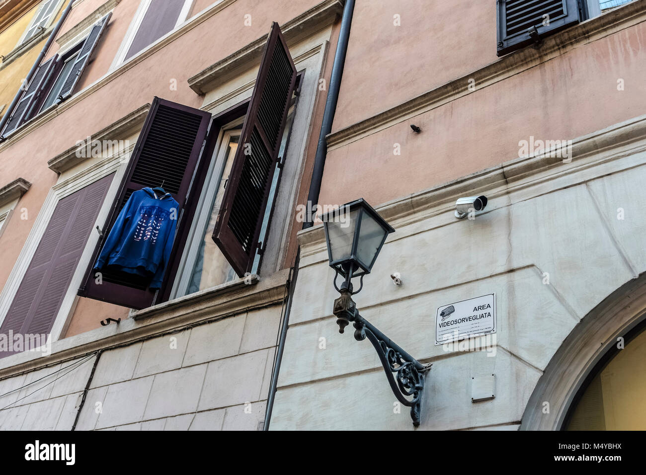 Vêtements suspendus sur une fenêtre d'un immeuble d'appartements dans le centre-ville de Rome, Italie, Europe, Union européenne, UE. Lampost. Banque D'Images