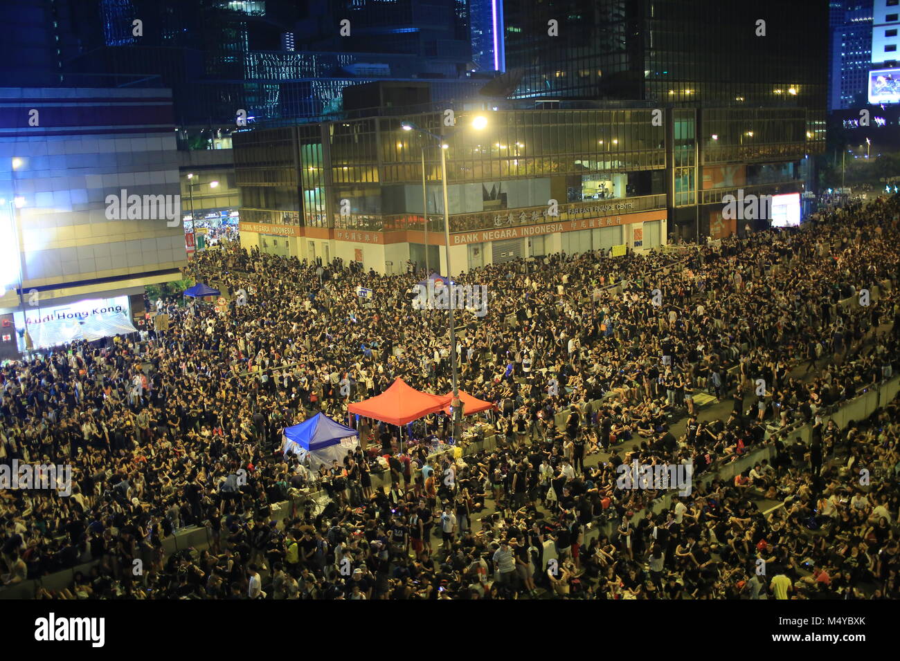 HONG KONG, SEPT.30 : Des manifestants occupent le siège du gouvernement dans la rue près de l'Amirauté, le 30 septembre 2014. après la police anti-émeute fire larme shell pour les manifestants pacifiques, les gens inscrivez-vous la manifestation Banque D'Images