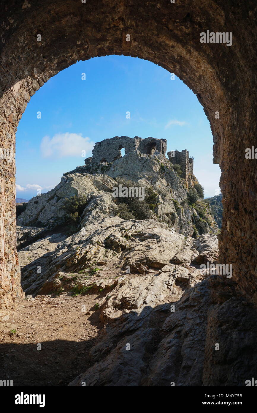 Les ruines du château de Verdera situé dans la partie supérieure de Sant Salvador Saverdera mountain, l'Espagne, Catalogne, Gérone, Alt Emporda Banque D'Images