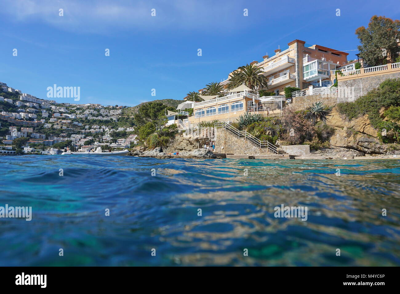 Hôtel sur la côte méditerranéenne en Espagne, Costa Brava, vu à partir de la surface de l'eau, Roses, Gérone, Catalogne Banque D'Images