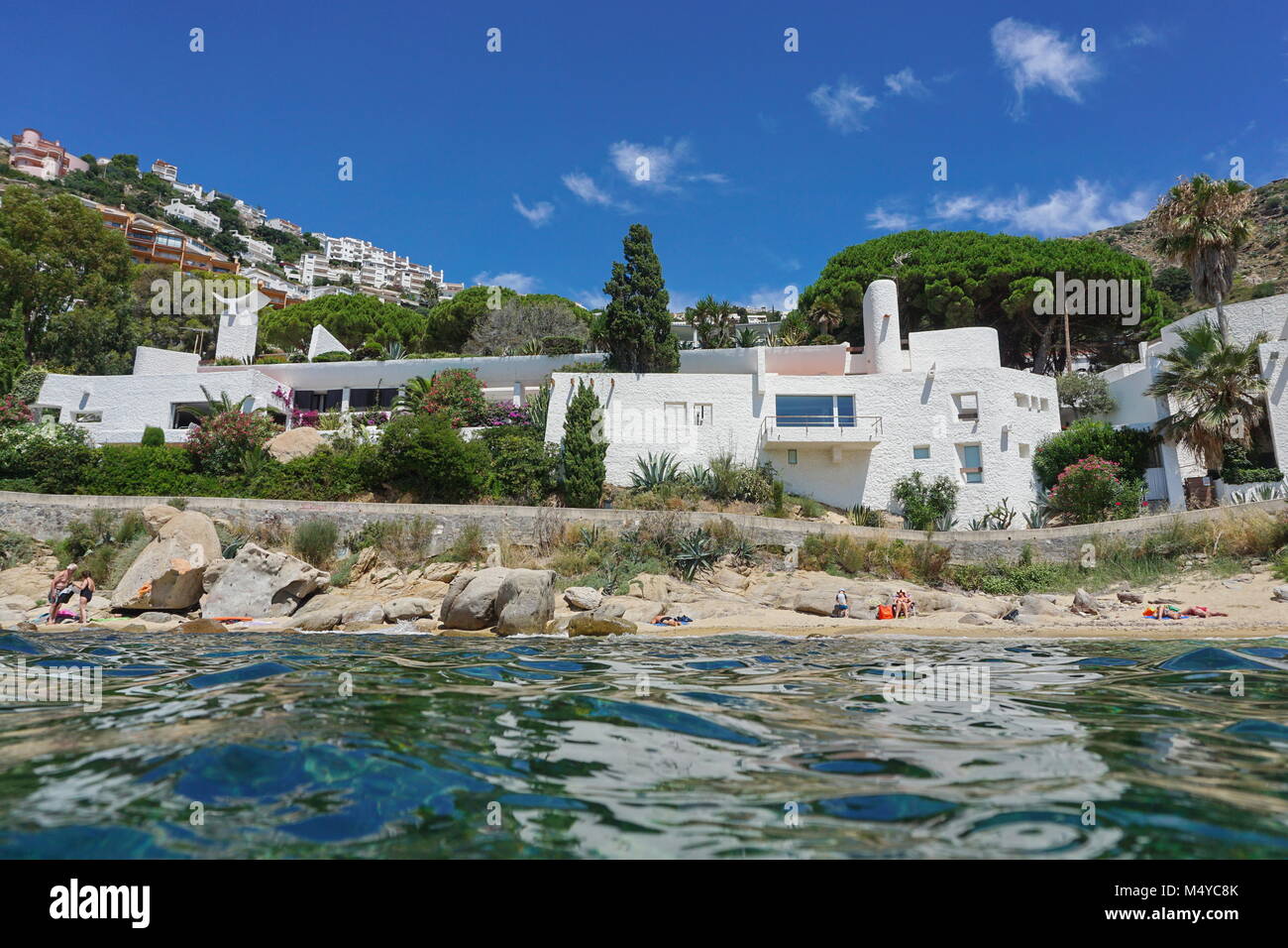 Maison Méditerranéenne au bord de la mer avec du sable et des roches, de l'Espagne sur la Costa Brava, Catalogne, Canyelles Petites, Roses, Gérone Banque D'Images