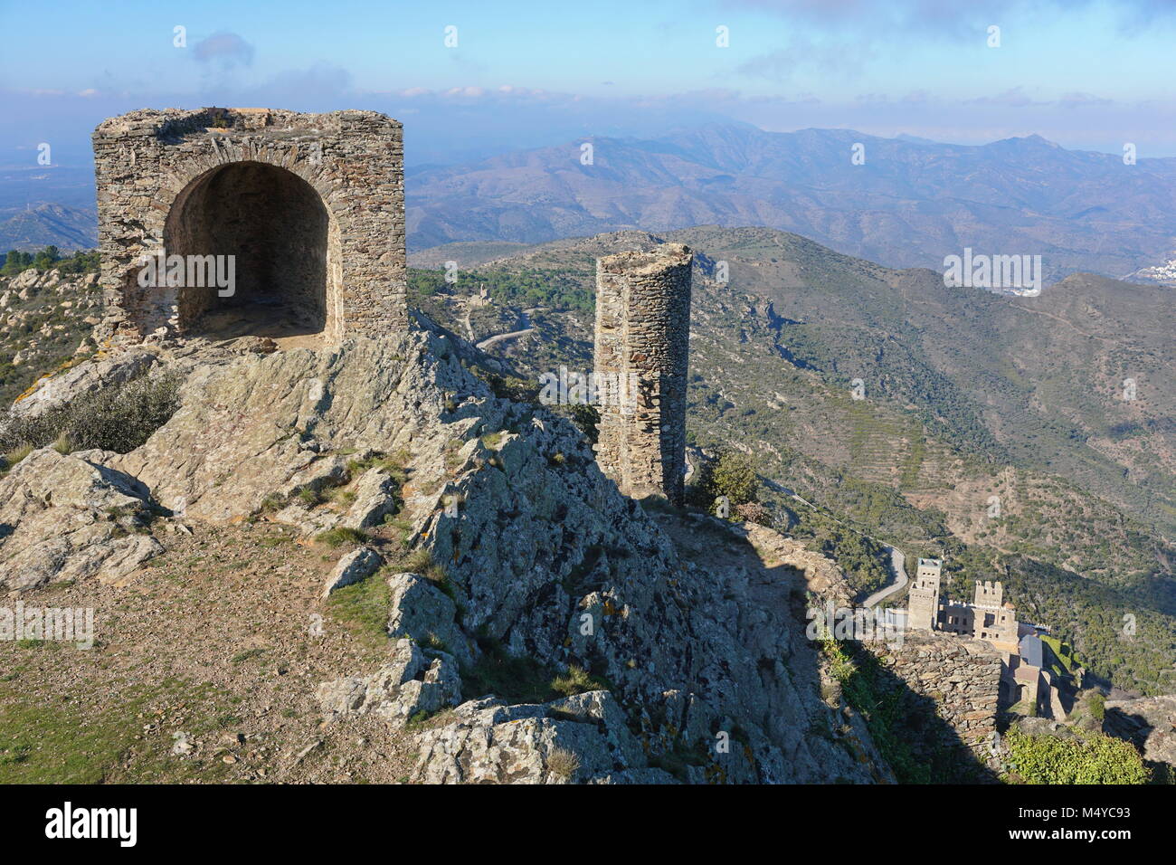 Les ruines du château de Verdera surplombant le monastère Sant Pere de Rodes, Espagne, Catalogne, Gérone, Alt Emporda Banque D'Images