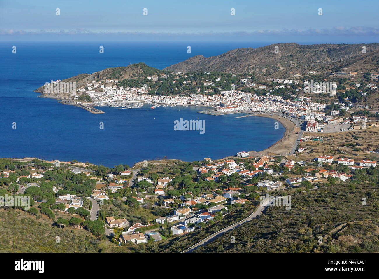 Espagne Costa Brava Vue aérienne de la ville et la baie de El Port de la Selva en Catalogne, Alt Emporda, Gérone, mer Méditerranée Banque D'Images