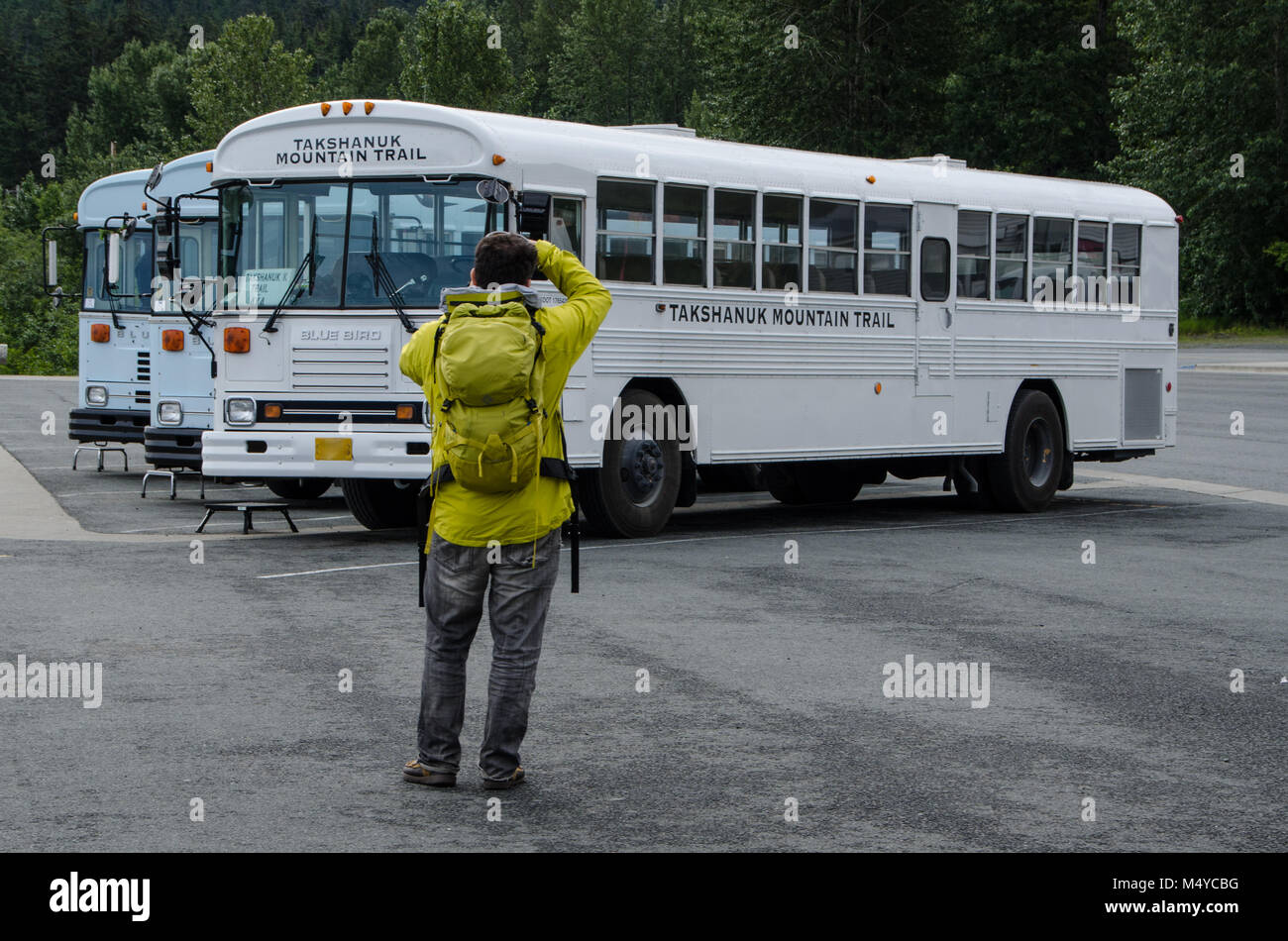 Un navire de croisière touristique prendre photo de bus pour les pistes de montagne Takshanuk shore excursion. Haines, Alaska Banque D'Images