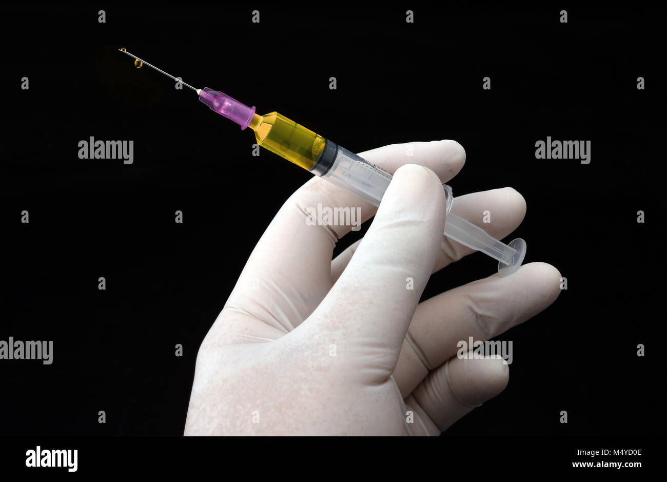 Seringue dans la main du médecin prêt à l'injection pour les personnes malades à l'hôpital Banque D'Images