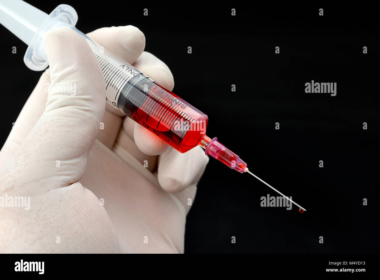 Seringue dans la main du médecin prêt à l'injection pour les personnes  malades à l'hôpital Photo Stock - Alamy