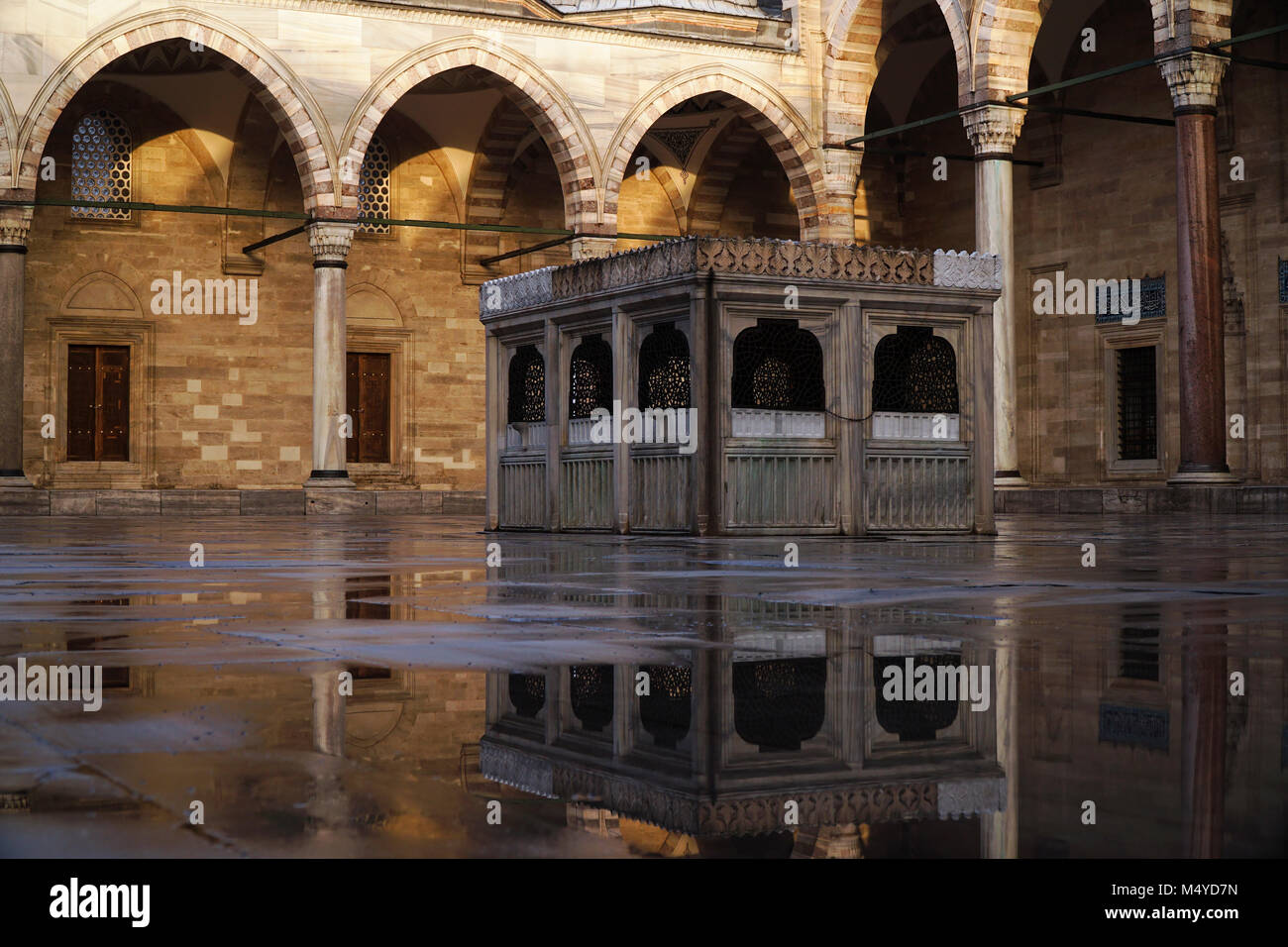 La cour intérieure de la mosquée Suleymaniye avec réflexions à Istanbul Banque D'Images