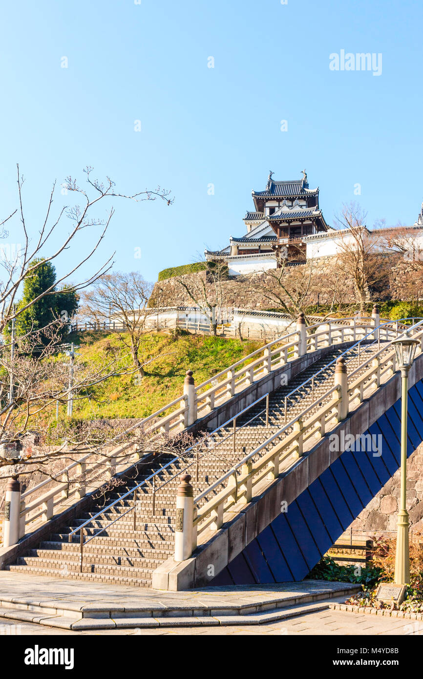 Le Japon. Fukuchiyama château reconstruit. Parc du Château vue sur le pont du château sur la colline avec des murs en pierre et d'Ishigaki dobei et conserver. L'hiver. Banque D'Images
