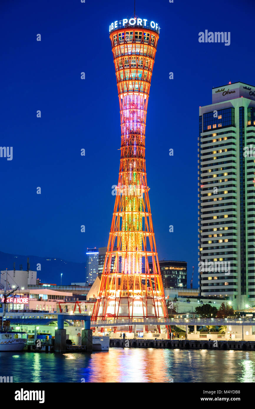 Le Japon, Kobe. Compte tenu de l'heure nuit orange Kobe port Tower Hotel Okura avec en arrière-plan Banque D'Images