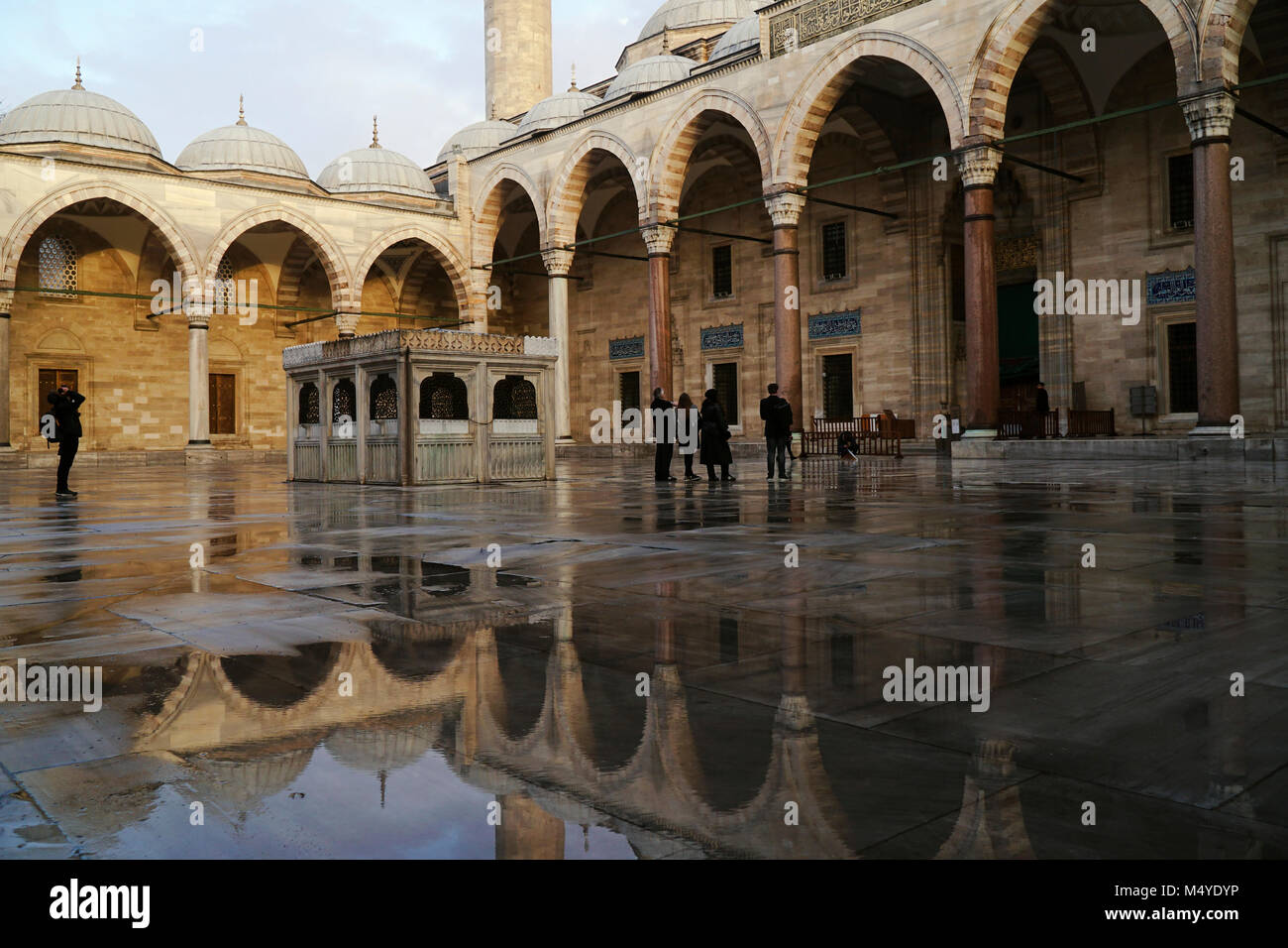 Istanbul, Turquie - 8 Février 2018 : la cour intérieure de la mosquée Suleymaniye avec réflexions à Istanbul. Un homme prend des photos avec un professionnel Banque D'Images