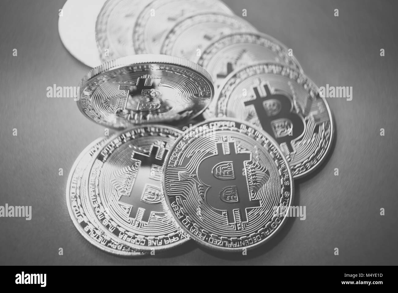 (Bitcoin BTC). Devise Crypto. Plan Macro sur des pièces d'or isolé sur fond gris. Blockchain la technologie, l'exploitation minière bitcoin concept. Édité en noir Banque D'Images