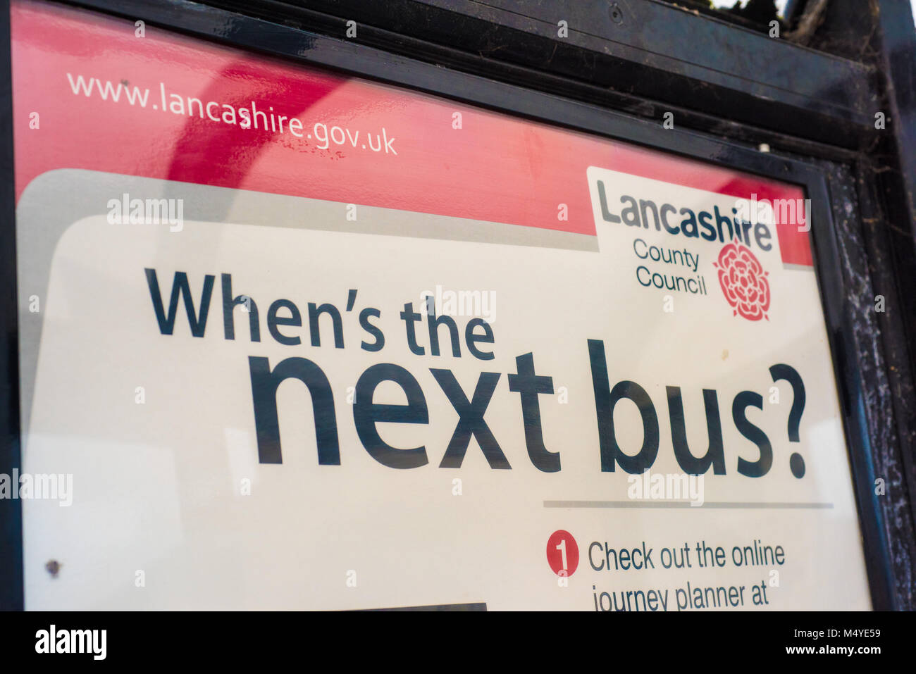 'Quand est le prochain bus ?' signe dans un abri bus dans un village, à l'effritement, Preston, Lancashire. Banque D'Images