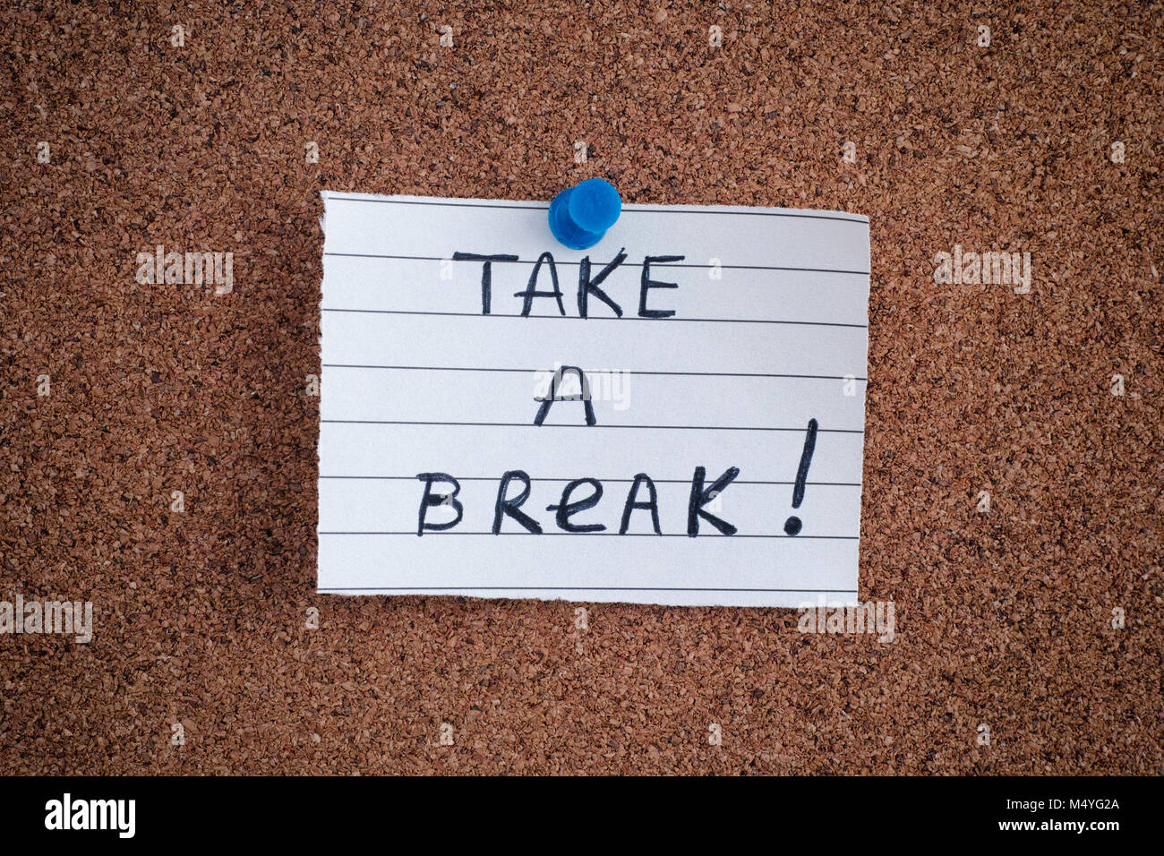 Papier remarque avec l'expression Prendre une pause ! Sur le babillard. Close up. Banque D'Images