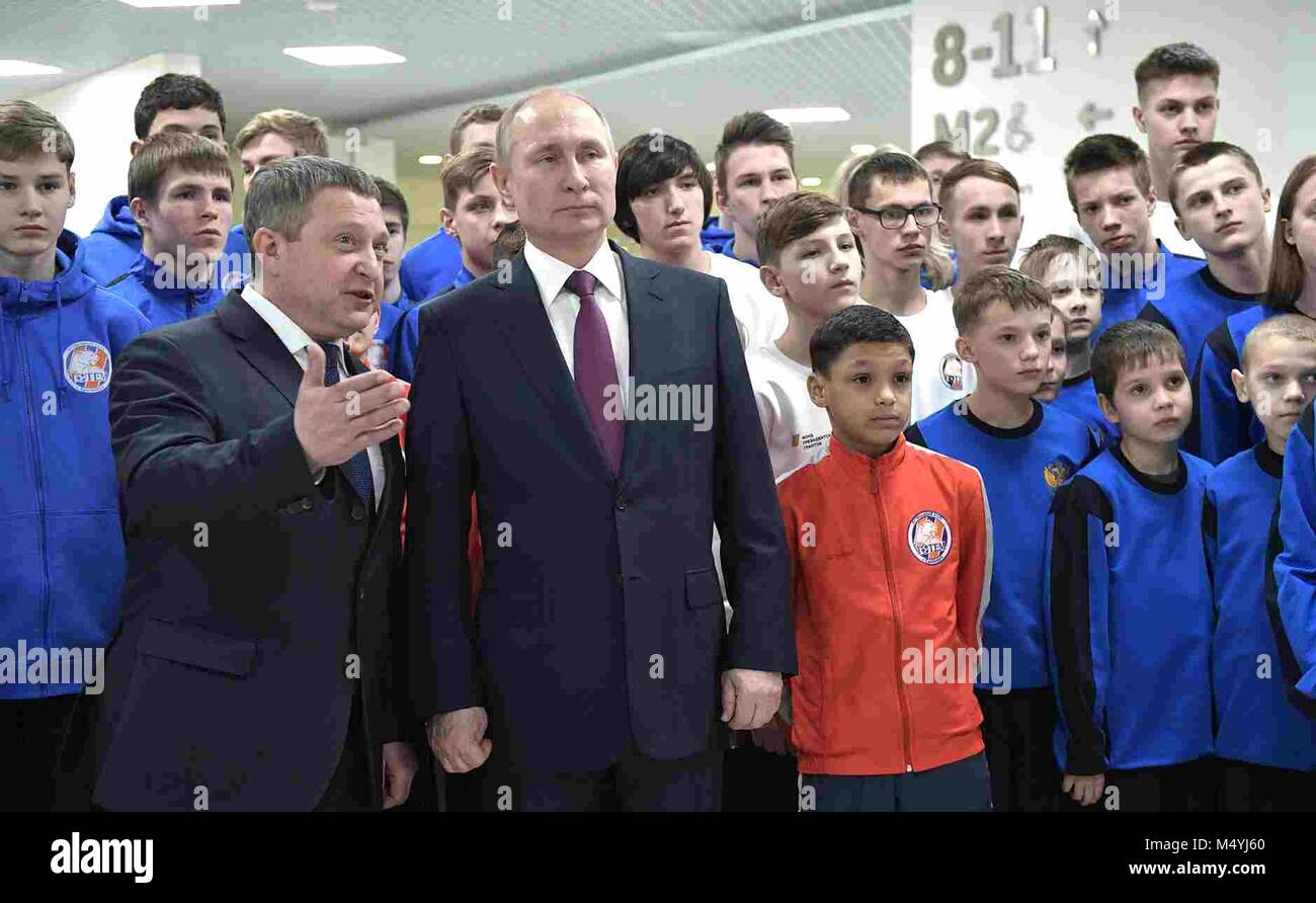 Le président russe Vladimir Poutine parle avec platine russe président Musa Bazhayev gauche, lors d'une visite avec les jeunes de l'équipe de hockey sur glace à l'Aréna de platine Sokol Krasnoïarsk sports and entertainment complex 7 Février, 2018 à Krasnoyarsk, Russie. Banque D'Images