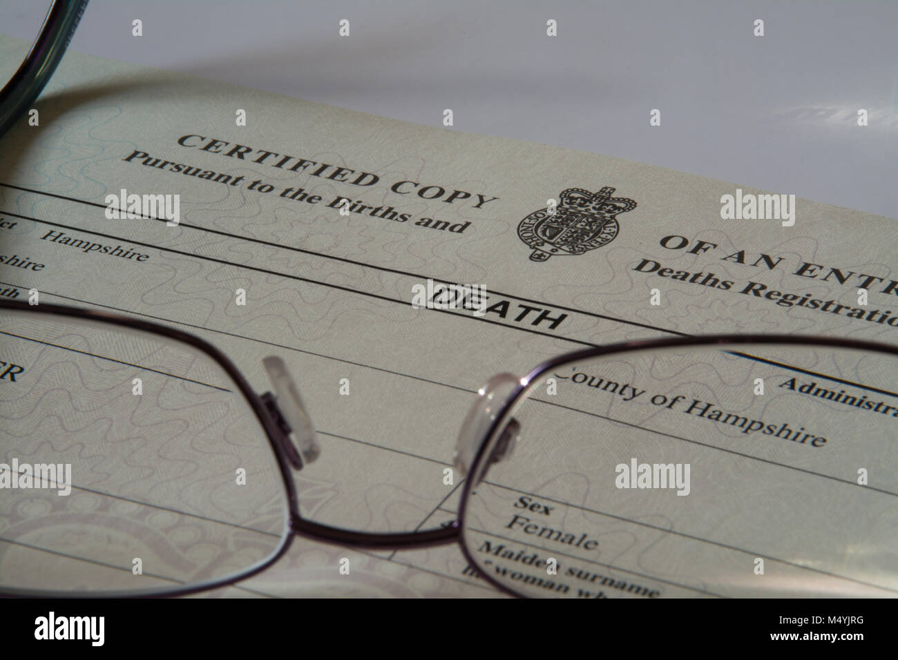 Close-up of UK Certificat de décès avec des lunettes Banque D'Images